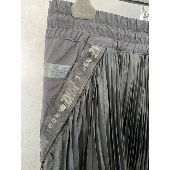 Nike x Sacai Womens Pleated Skirt CV5713-010 Black Small $500 EUC